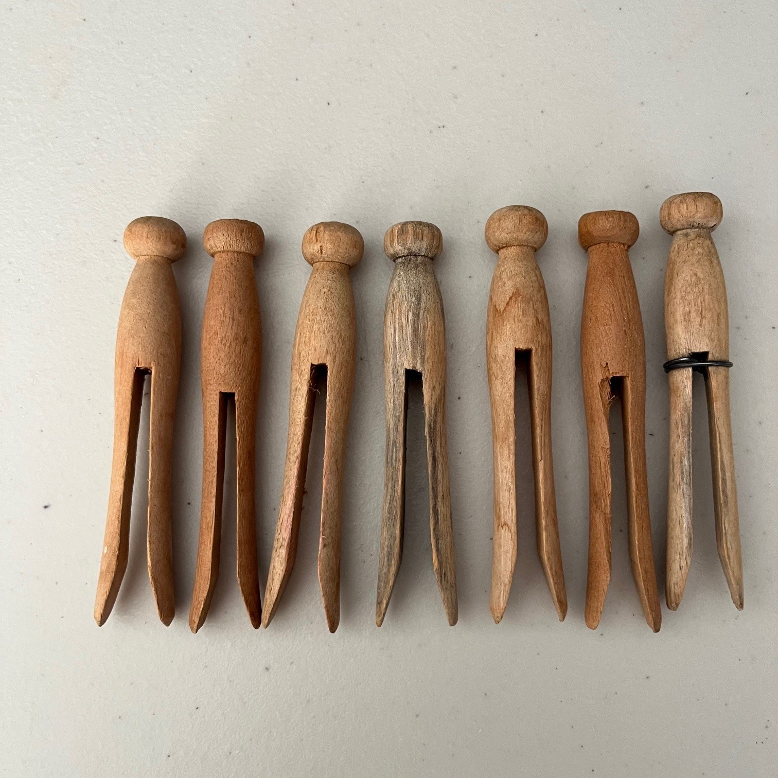 VTG WOODEN CLOTHES PINS LOT OF 25-4" + 7-3".5" ROUND HEAD WHEATHERED PRIMITIVE