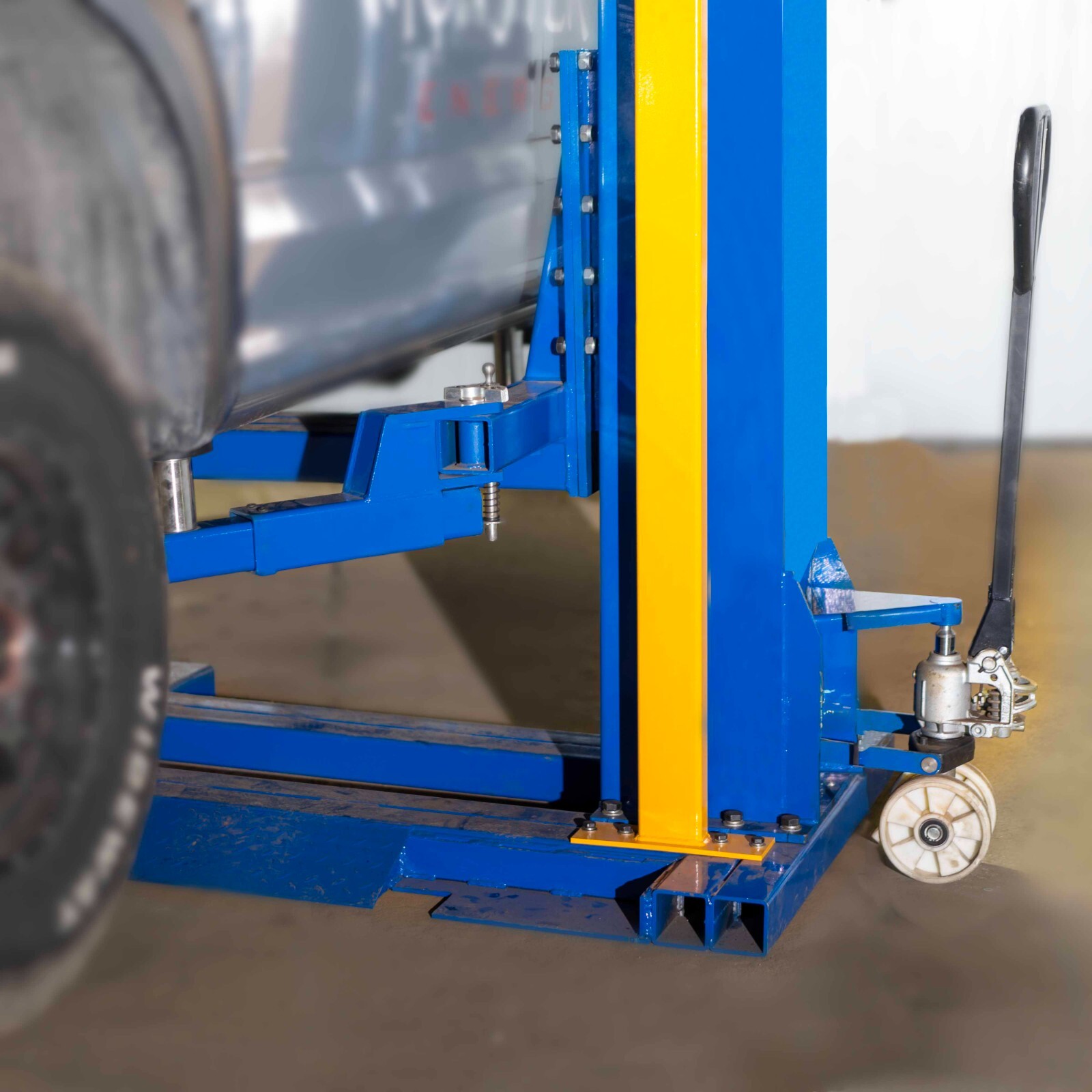 XK 6,200 lb Single Post Lift Portable 220 VOLT