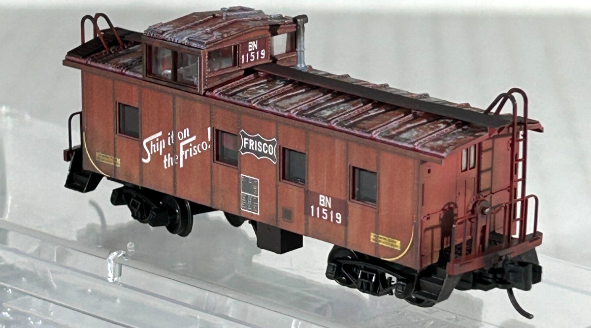 MICRO-TRAINS N SCALE 36' RIVETED STEEL CABOOSE FRISCO 10044580