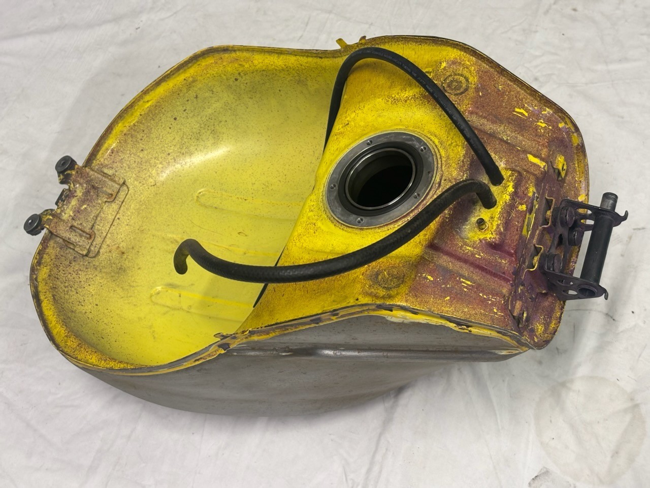 2004-2005 04 05 SUZUKI GSXR 600 750 OEM GAS TANK FUEL CELL RESERVOIR *NO DENT*