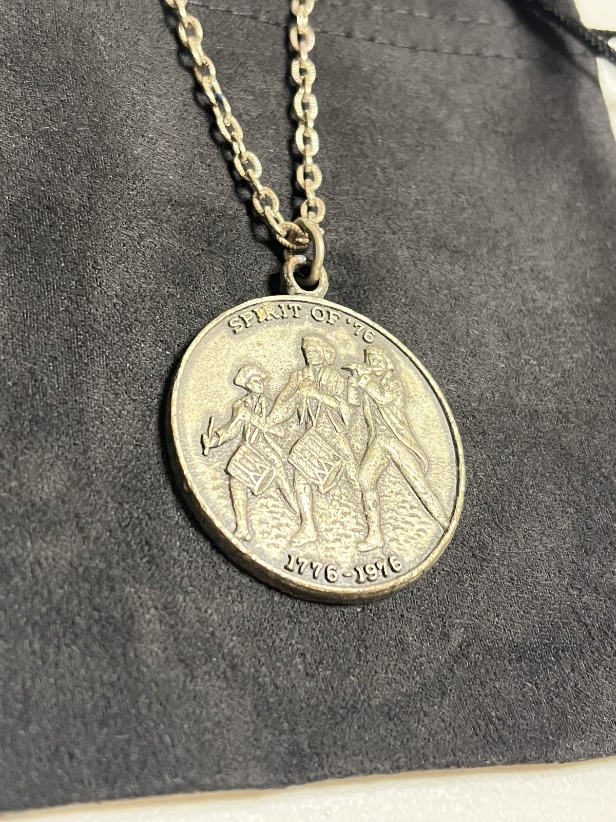 Vintage Bicentennial Spirit of ‘76 Coin Pendant Necklace Great Seal of US