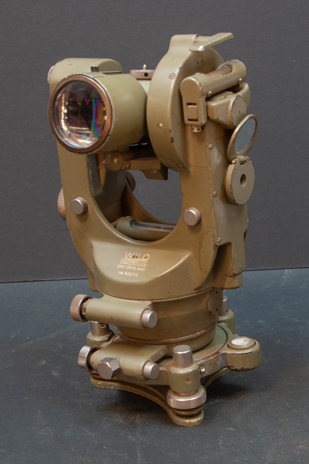 Wild Heerbrugg Theodolite & Case Switzerland No. 42243 Odd Variant. Video.