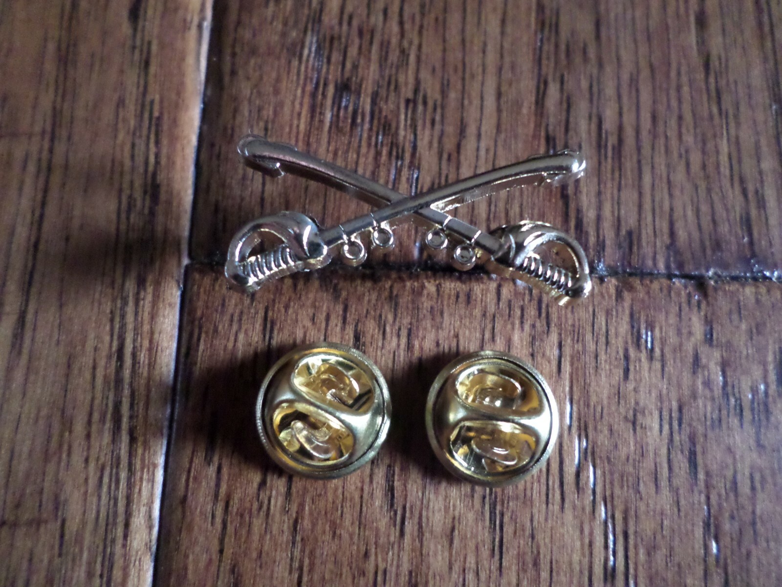 U.S MILITARY CAVALRY METAL HAT BADGES PIN CROSSED SABERS SWORDS MINIATURE PIN