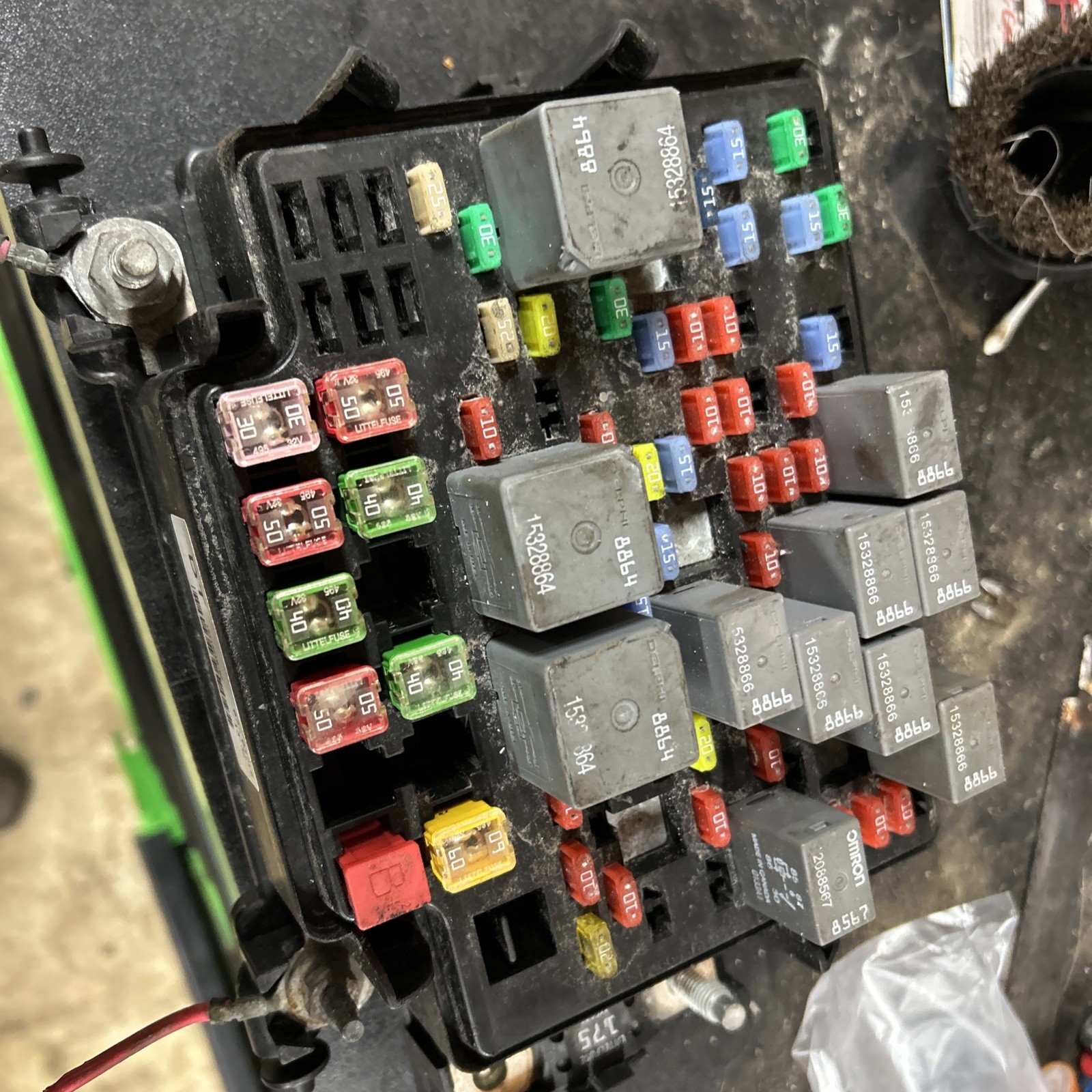 03-05 Chevrolet GMC 2500HD Duramax 6.6 LB7 LLY Underhood Fuse Box 15115618-02 DT