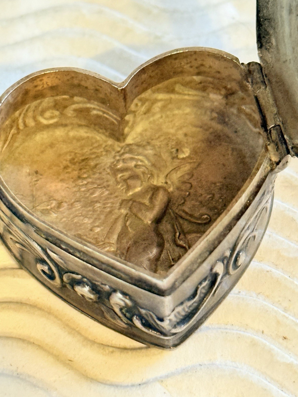 Antique Old Couple Cherub Dog Repousse Hanau .800 Silver Heart Pill Box German