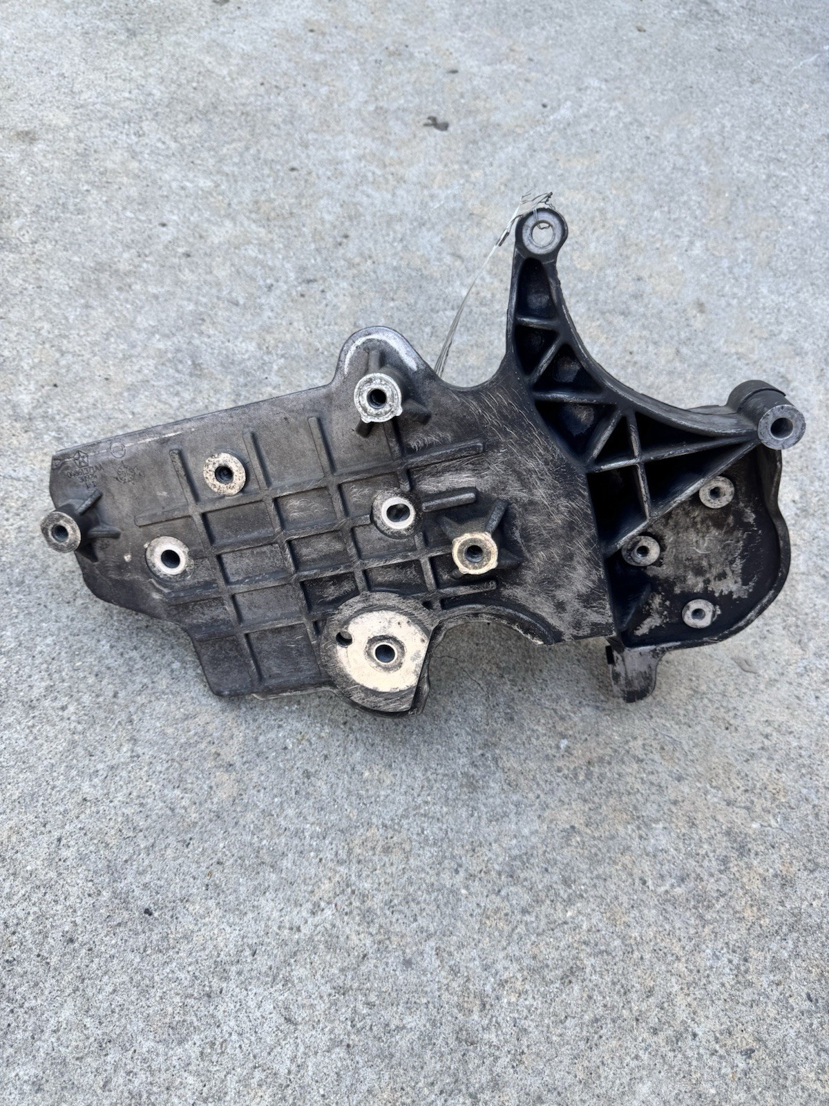 Jeep Wrangler 2.4L 4cyl Engine Alternator Bracket 04861371AA