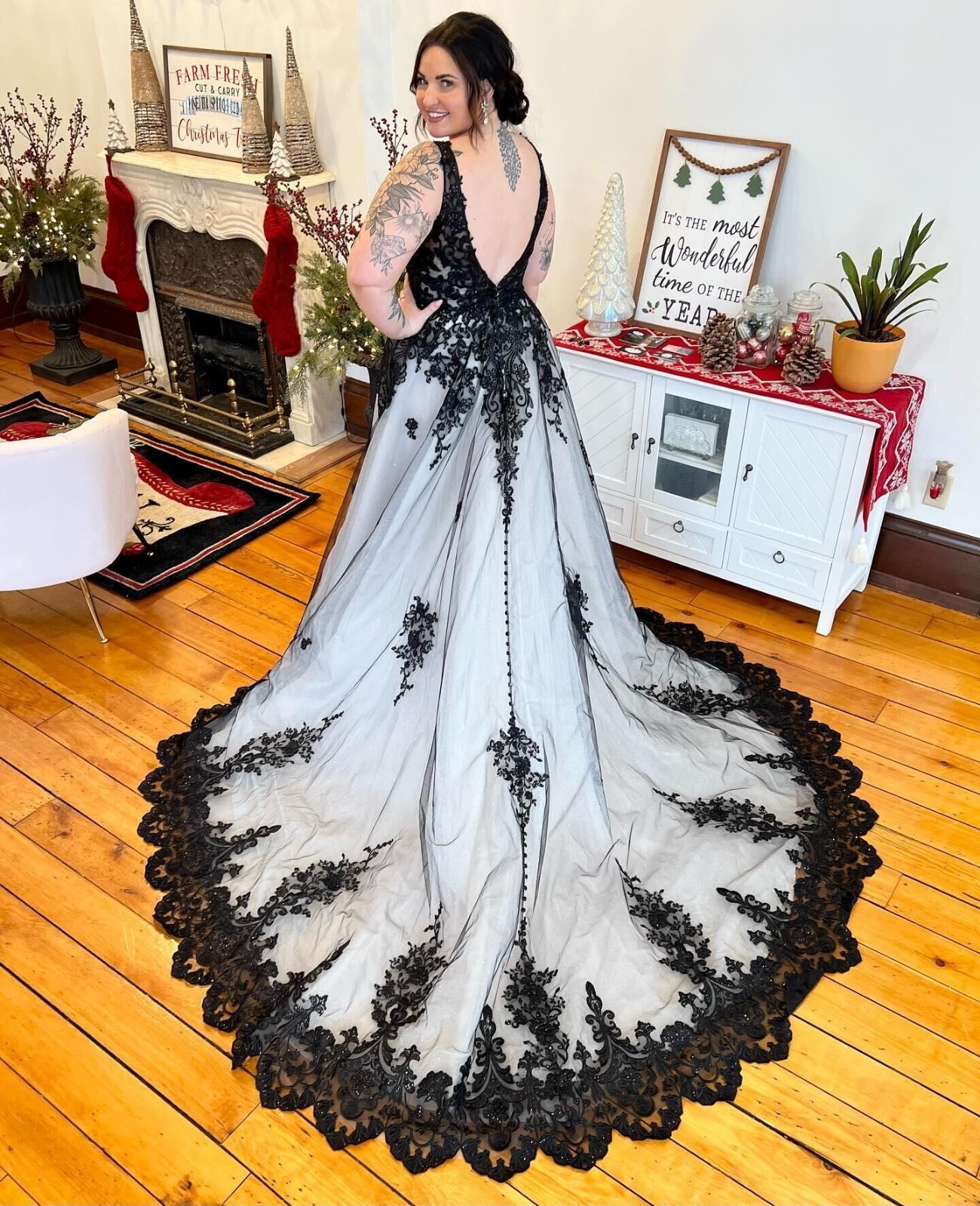 Gothic Lace Wedding Dresses Black White V Neck Bridal Gowns Plus Size Backless