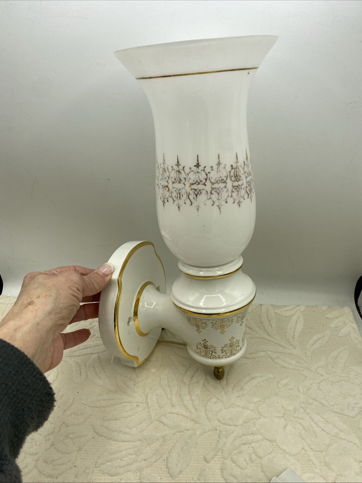 A Antique Pair Of Hollywood Regency Ceramic Porcelain Glass Gold & White Scones