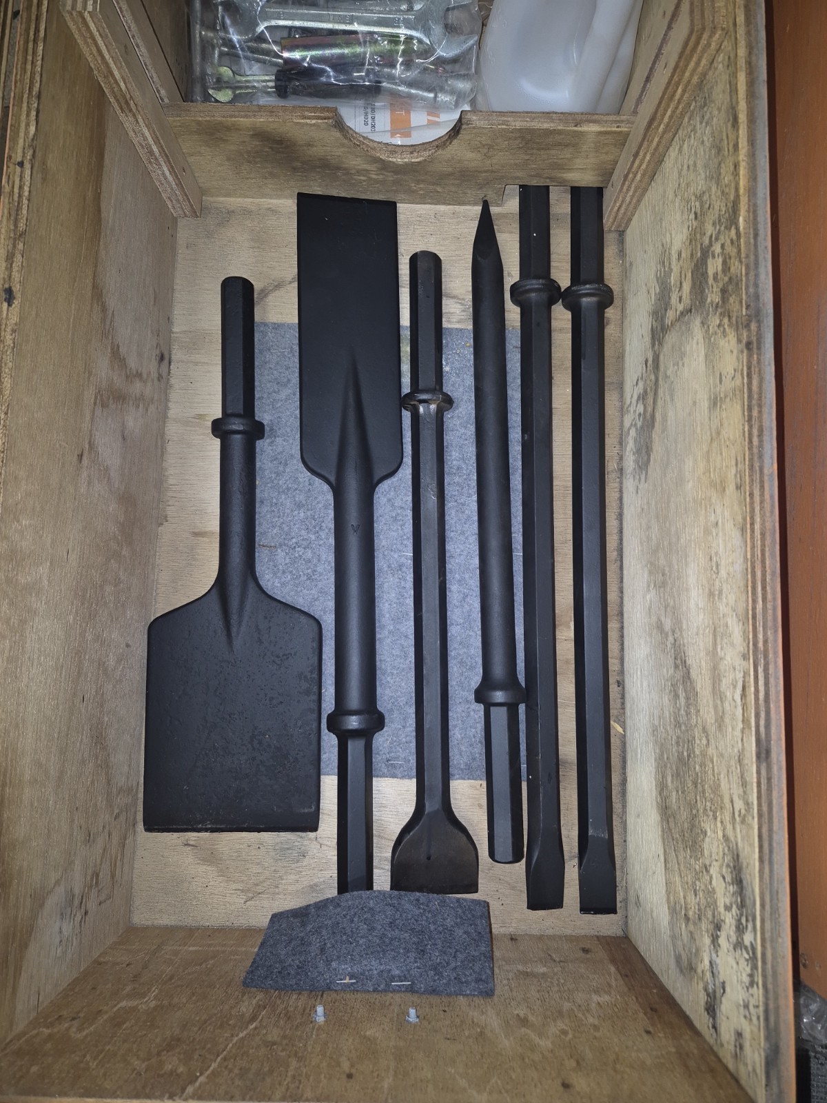 NOS SKIDRIL 180 GAS 4 STROKE BREAKER/DRILLING/PAVING HAMMER W ATTACHMENTS (W3)