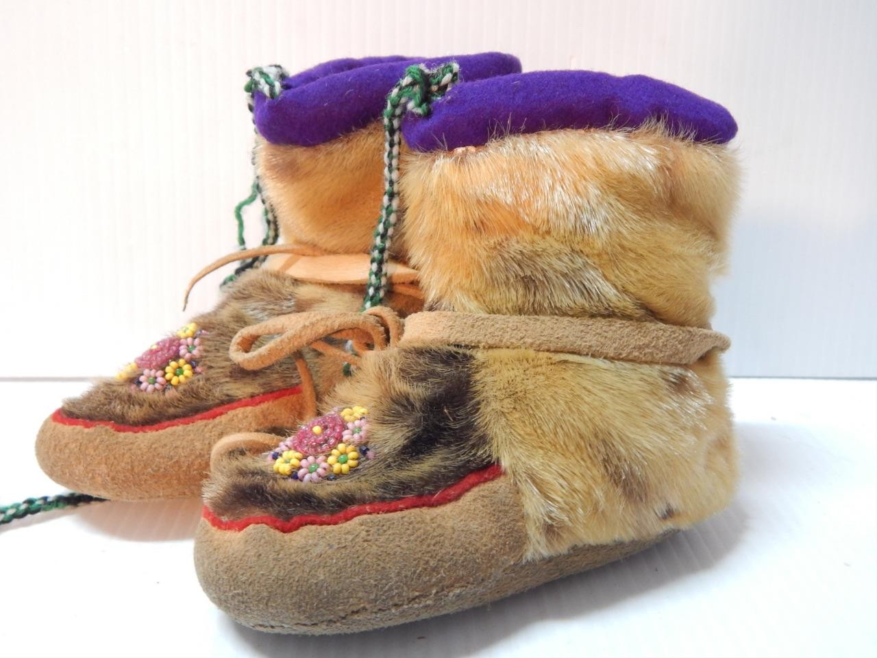 VINTAGE ALASKAN ESKIMO BEADED HI TOP MUKLIK CHILD SIZE MOCCASINS - CLEAN + NICE