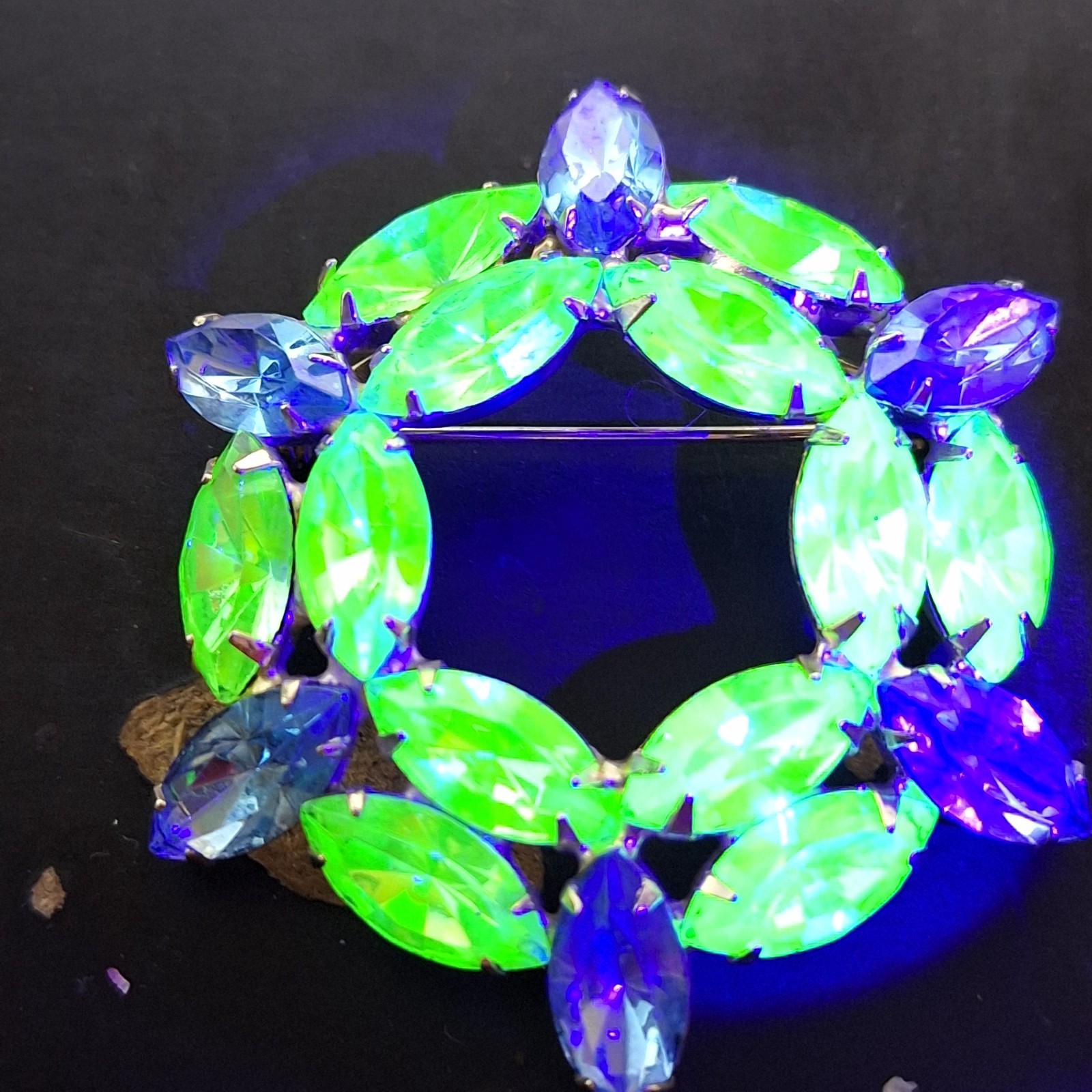 Gold Tone Blue & Green Uranium Glass UV Reactive Brooch Unsigned Wreath 2"