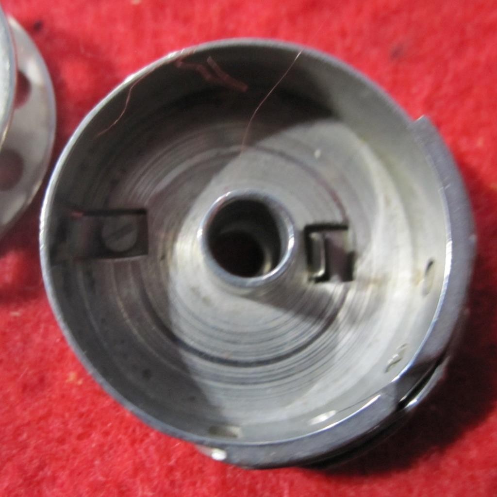 1947 VINTAGE SINGER SEWING MACHINE BOBBIN CASE FITS 301 / 221 NO. 45750 #2