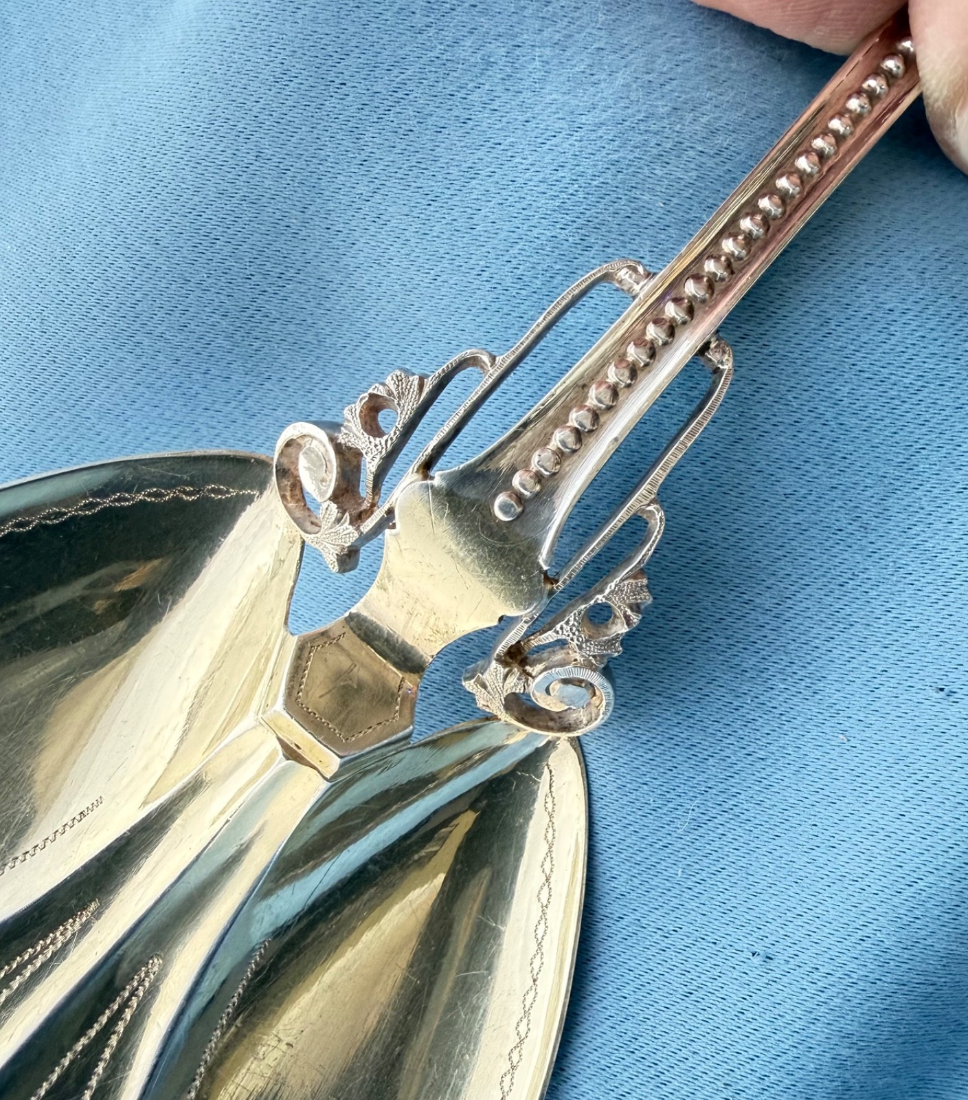 Wood & Hughs Coin Silver Medallion Pie Lifter Gold Wash 10 1/2 In No Mono 113 Gr