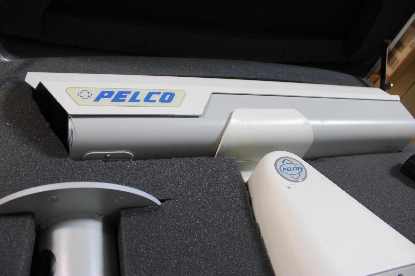 Pelco EH7823 CAMERA WITH PAN TILT & CASE