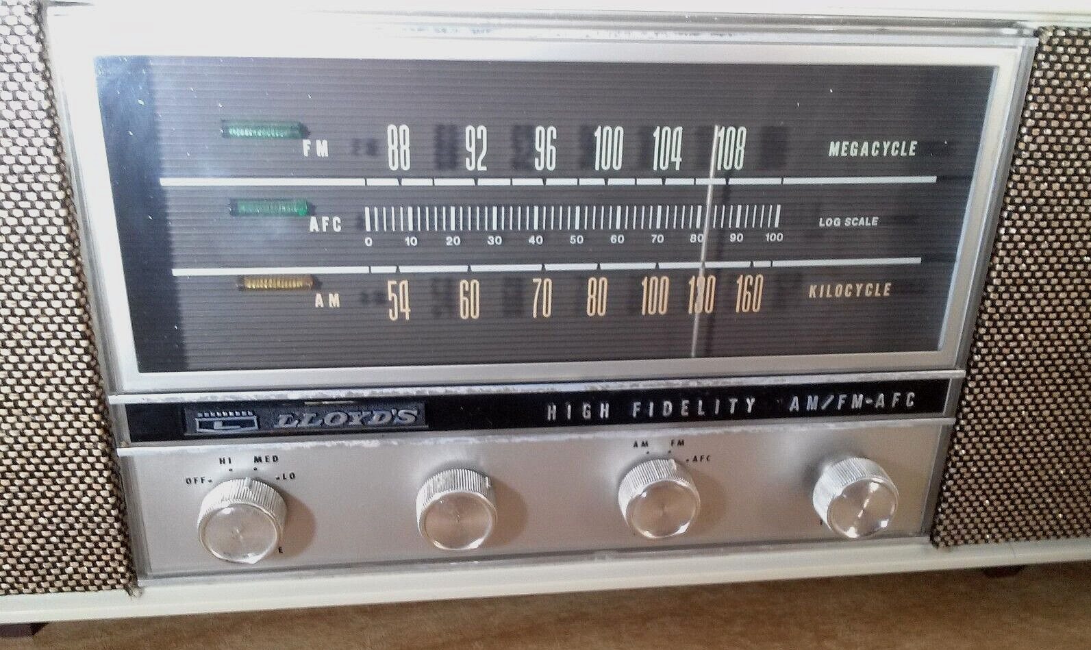 Vintage Lloyd's TM-821A High Fidelity AM/FM Tube Radio