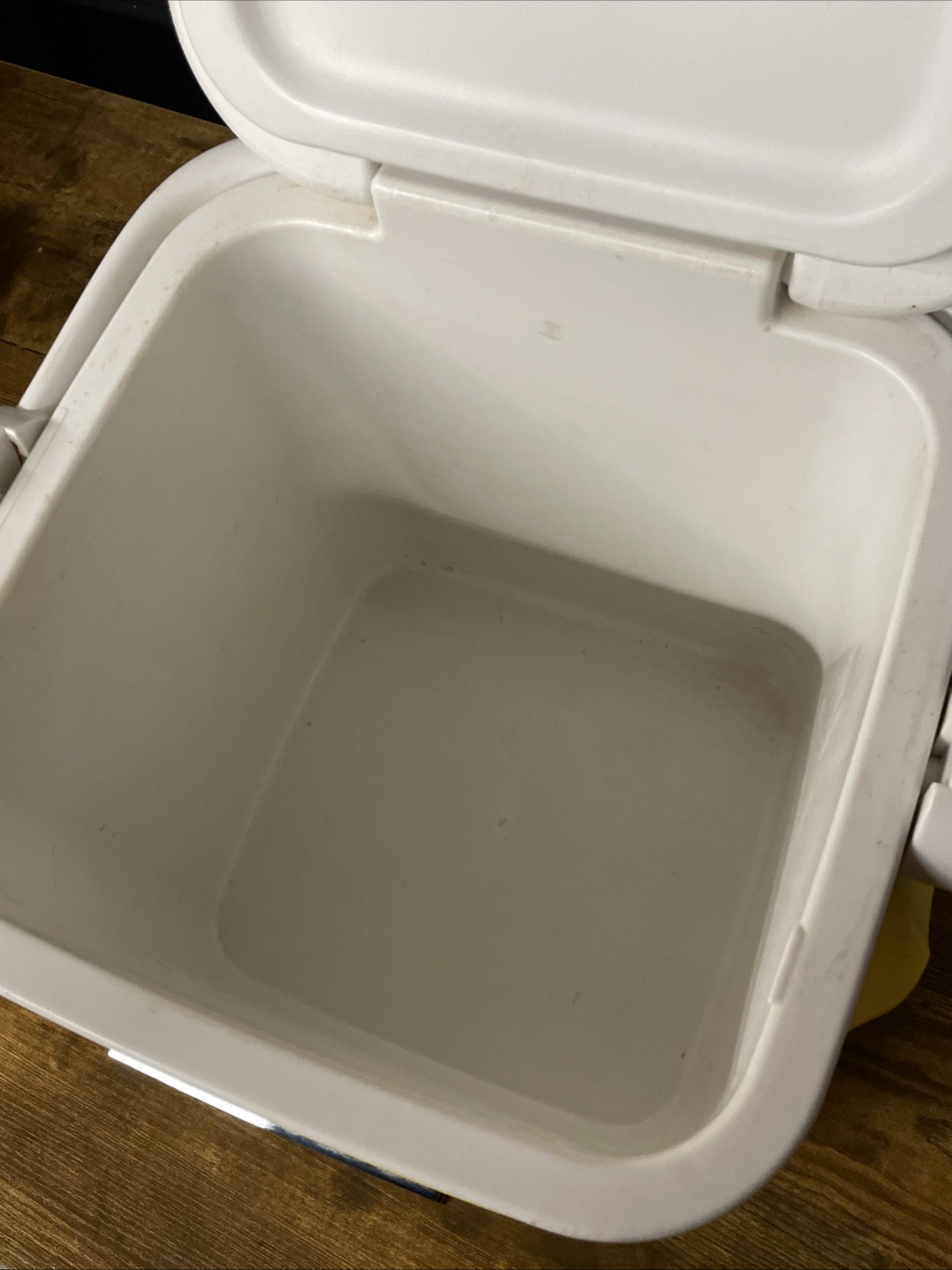 Igloo SHITI EMBLEM Ice Cube Yellow & White Cooler 12qt ~ 14 Cans