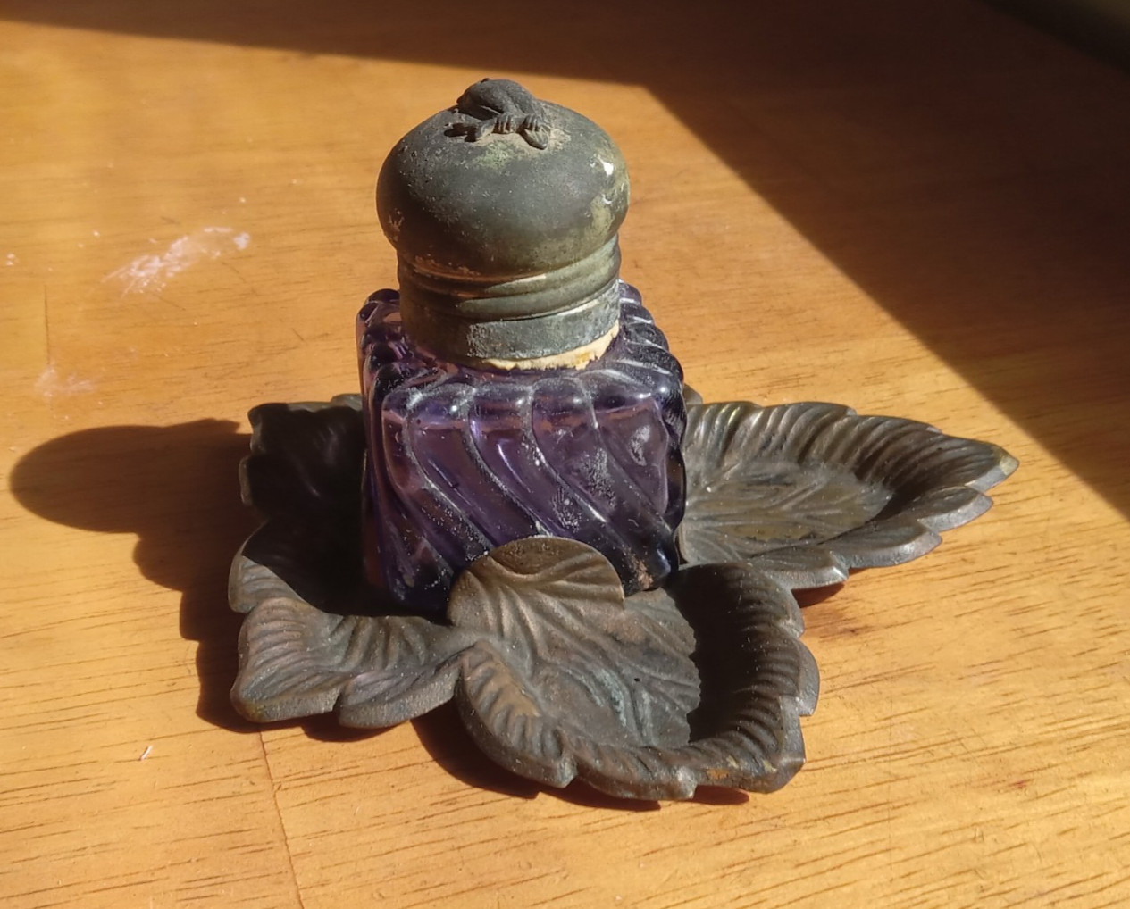 1890s AMETHYST GLASS SWIRLED CUBE INKWELL WITH OWL ON LID BRASS LEAF BASE