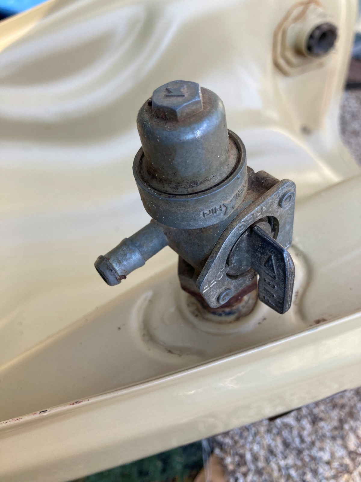 USED OEM 93-00 HONDA TRX300 TRX300FW 2x4 FOURTRAX YELLOW FUEL TANK with petcock