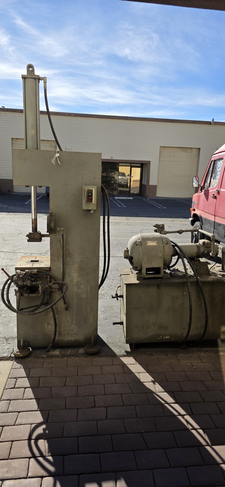 Hydraulic Press 25-Tons (aproximadamente) Double Acting Two-Stage.