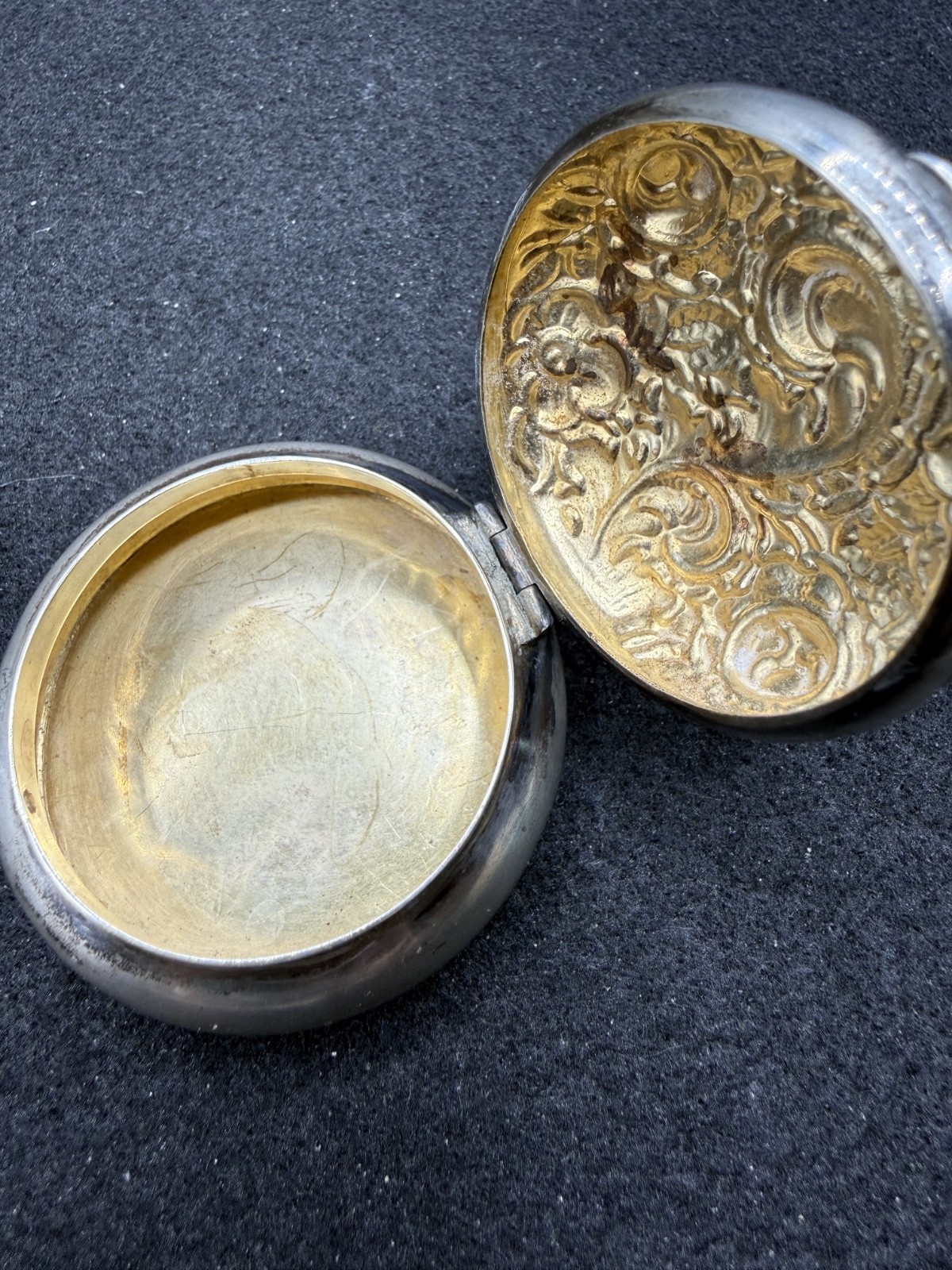 ANTIQUE STERLING SILVER FRANK SMITH ROUND DECORATIVE PILL TRINKET SNUFF BOX