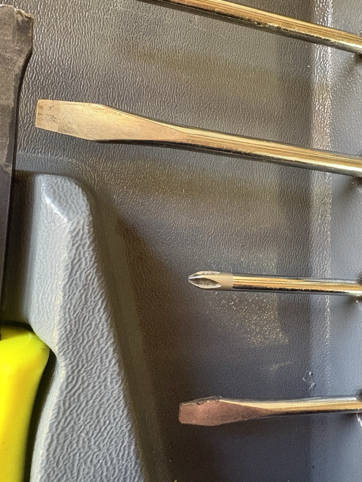 SNAP ON 9Pc HI-VIZ Mixed Soft Grip Screwdriver Striking Prybar Set