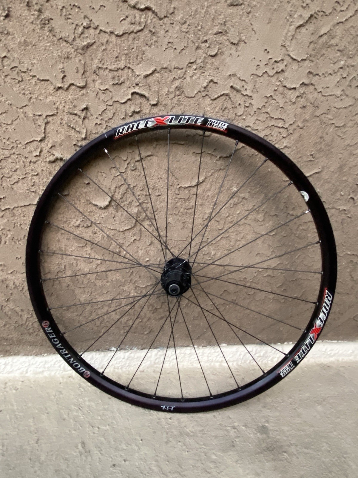 Black Bontrager Race X Lite Tubeless F100/R135mmQR 26” Centerlock Disc Wheelset