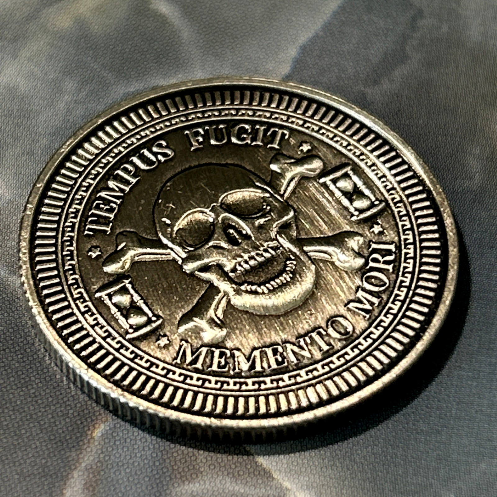 Memento Mori - Tempus Fugit Skull Lucky Pocket Piece Coin (1 PC)