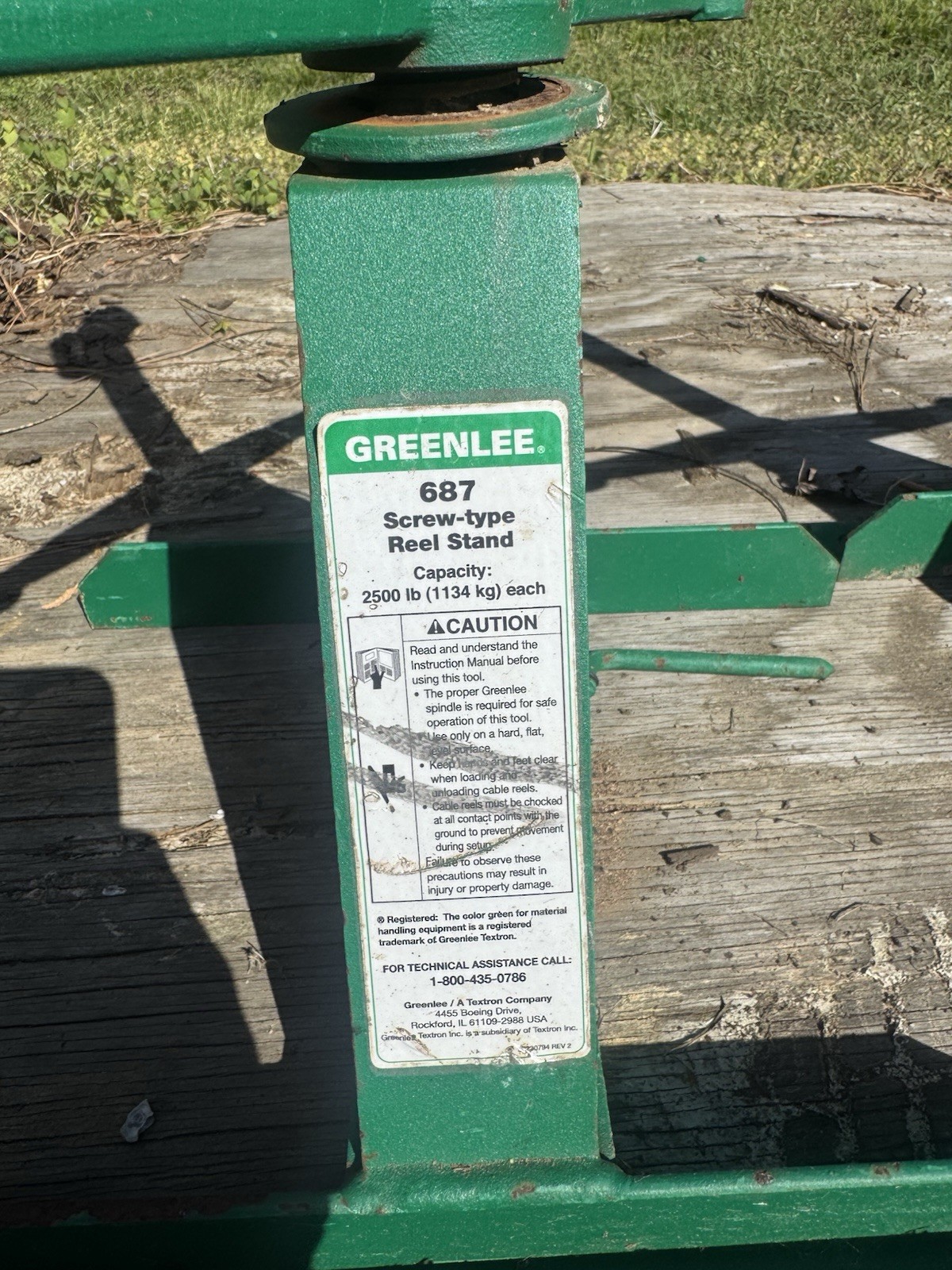 Greenlee 687 Screw-Type Reel Stands & 684 Steel Reel Stand Spindle with Grooves