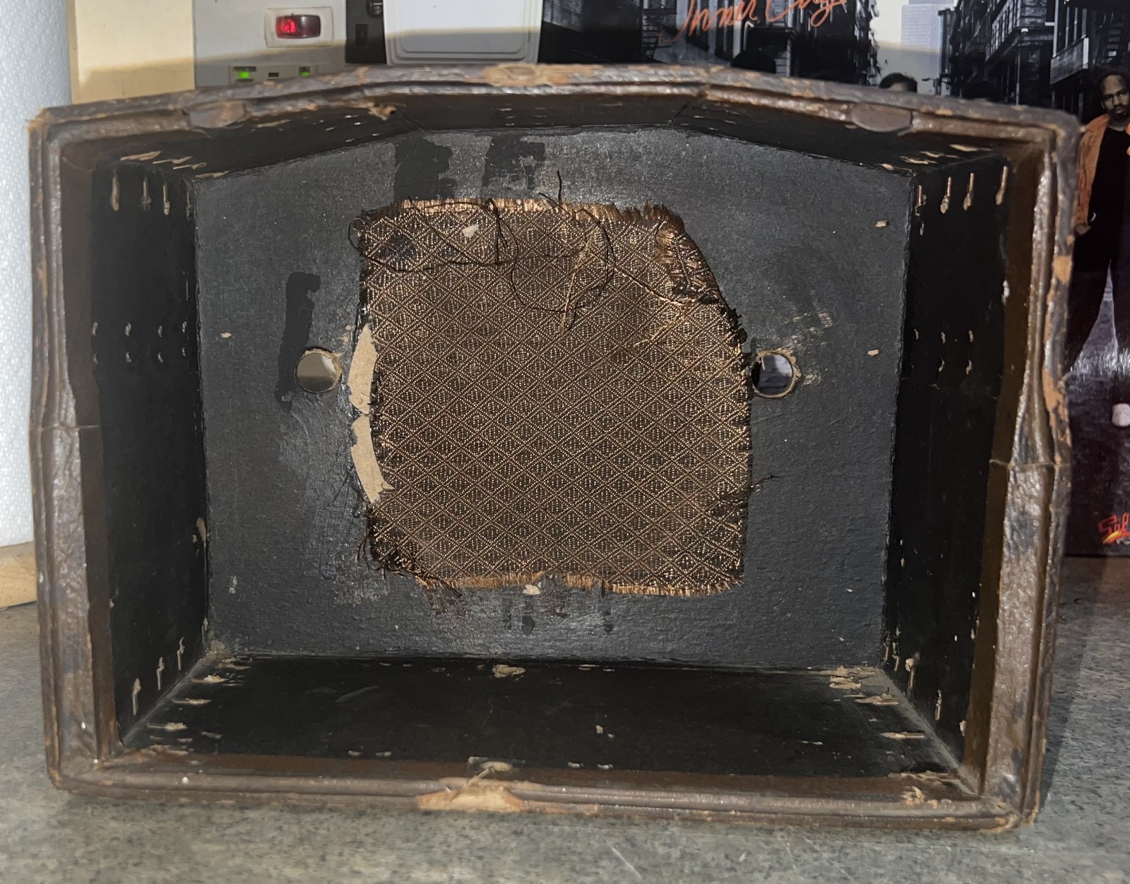 LEWOL Tabletop Broadcast Receiver. Model: "LEVORE" . Rare model. Works great !!