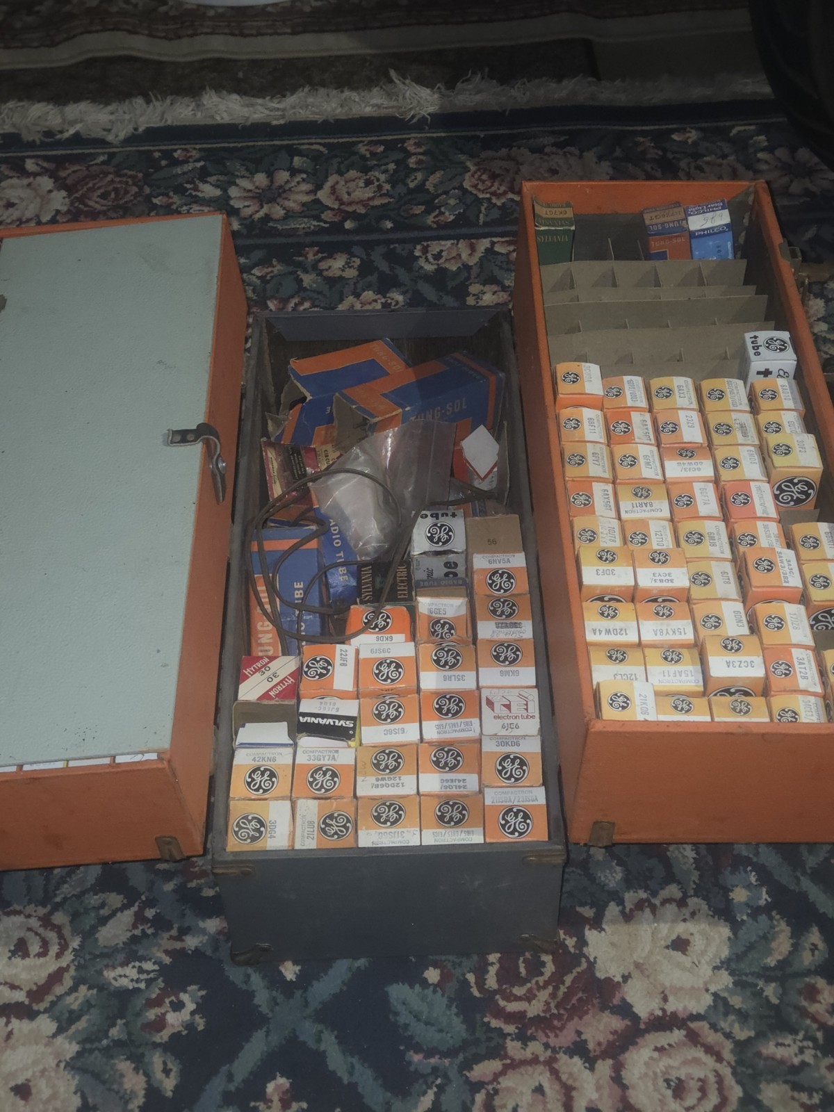 GE Color TV Service Tool Box Case with Assorted Radio & TV Tubes and Transistors