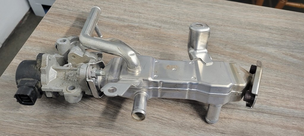 2011 - 2017 Toyota Prius Genuine 25601-37010 EGR Pipe with Valve 25620-37110 OEM