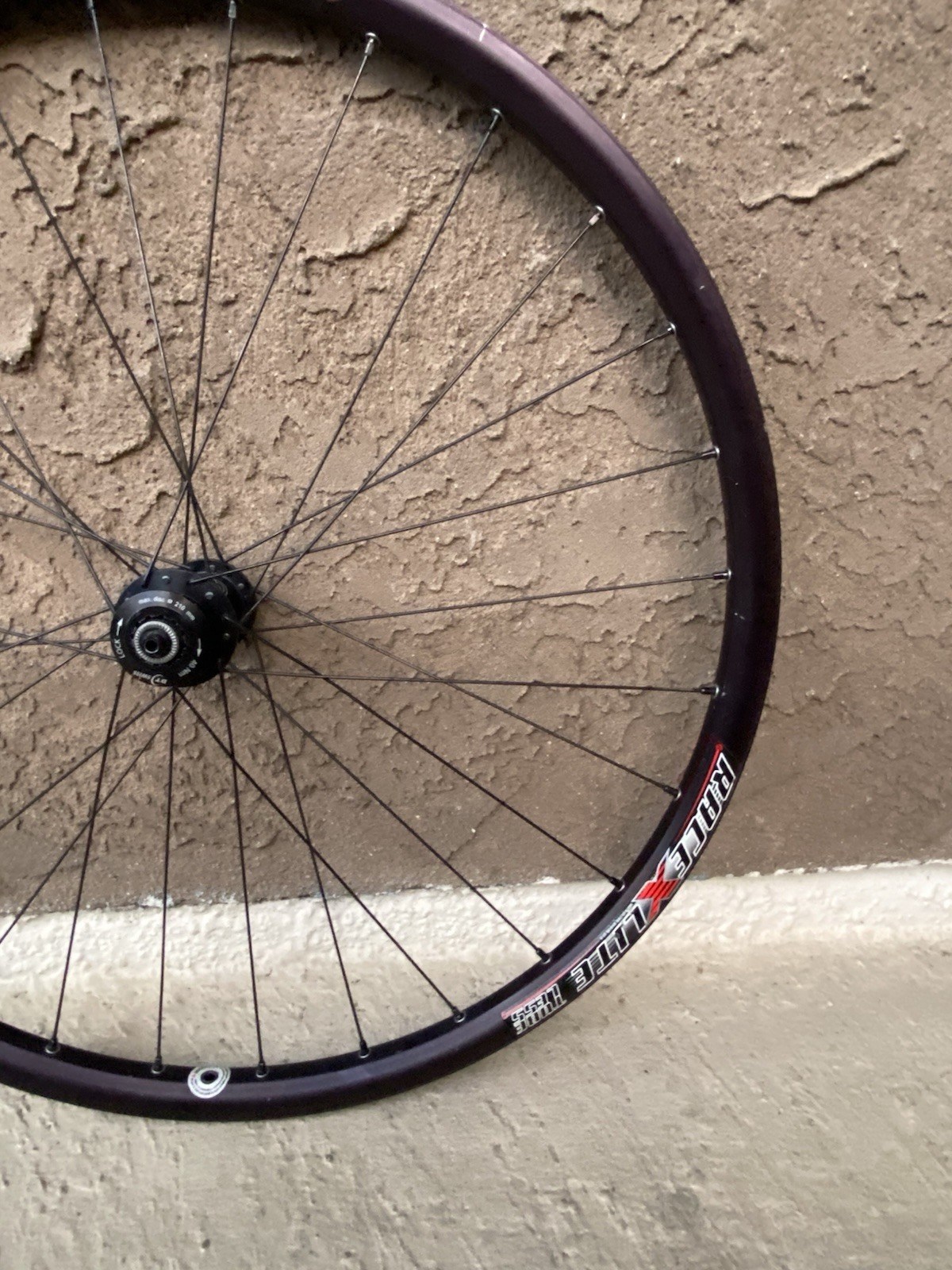 Black Bontrager Race X Lite Tubeless F100/R135mmQR 26” Centerlock Disc Wheelset