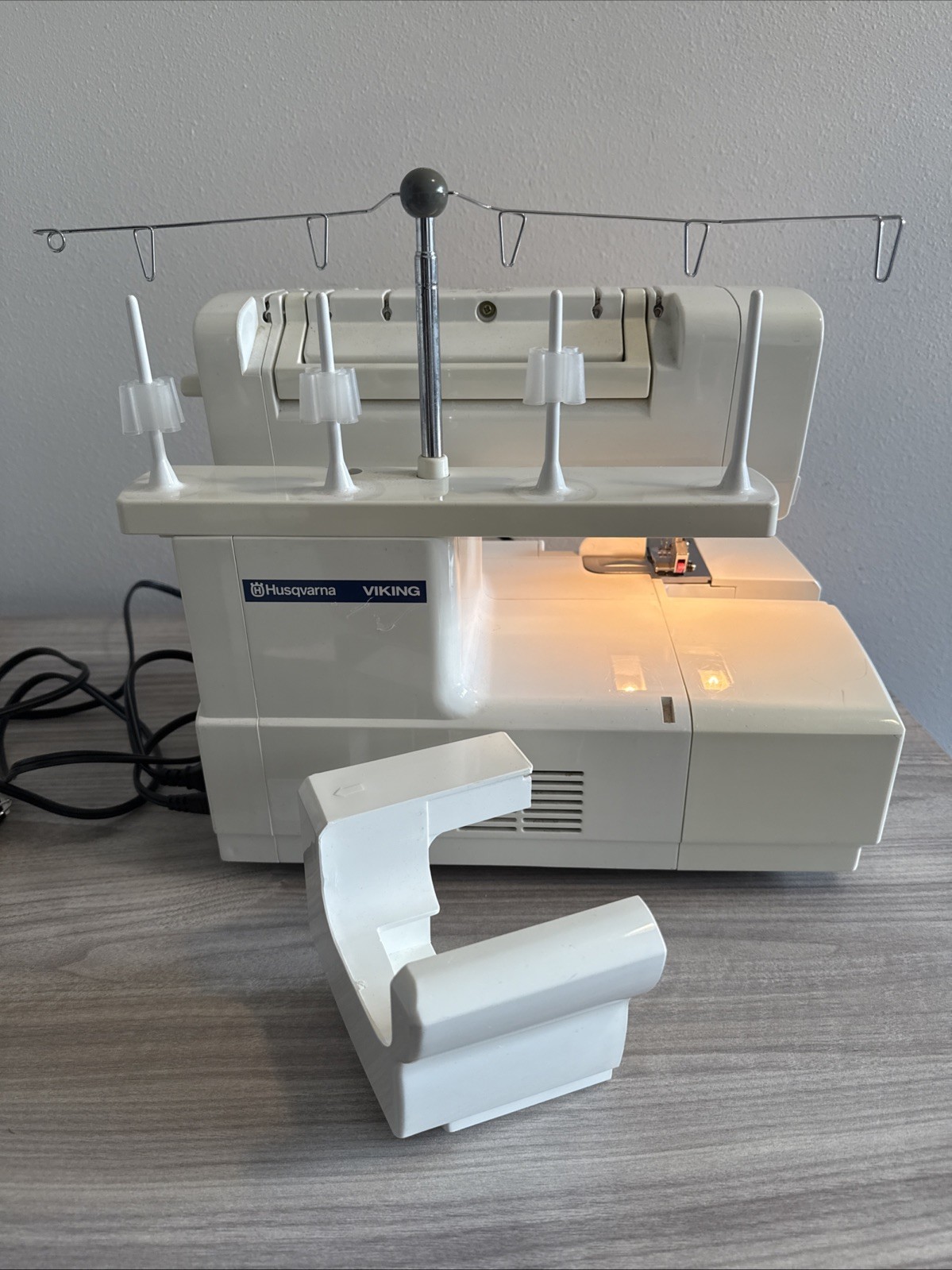 Husqvarna Viking Huskylock 936 Serger Sewing Machine Pedal Manual Extras Works