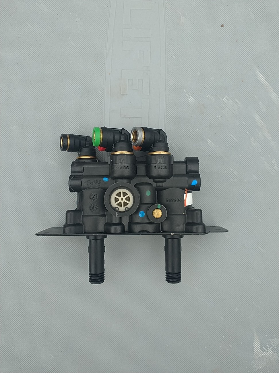 Bendix Mv3 Trailer Air Supply/Parking Brake Valve P/N  5018303 Missing Tabs