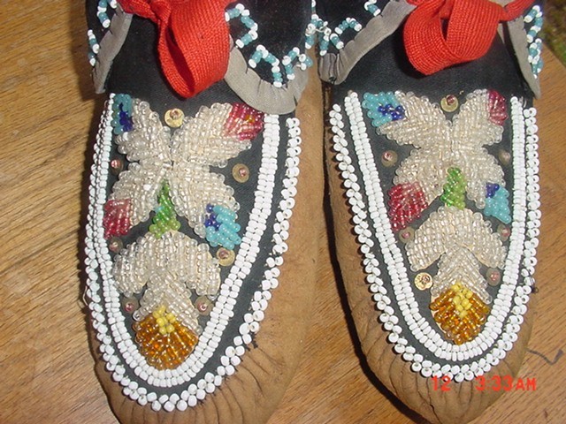 BEAUTIFUL OLD IROQUOIS INDIAN BEADED HIDE MOCCASINS MOCKS