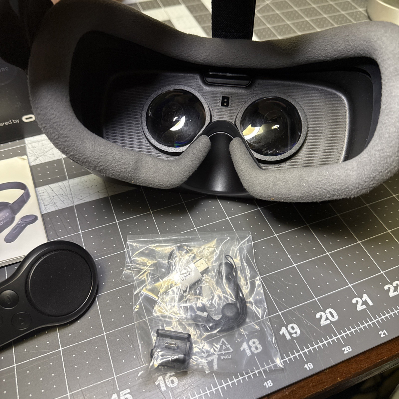 Samsung Gear VR Oculus with Controller SM-R324NZAAXAR Virtual Reality