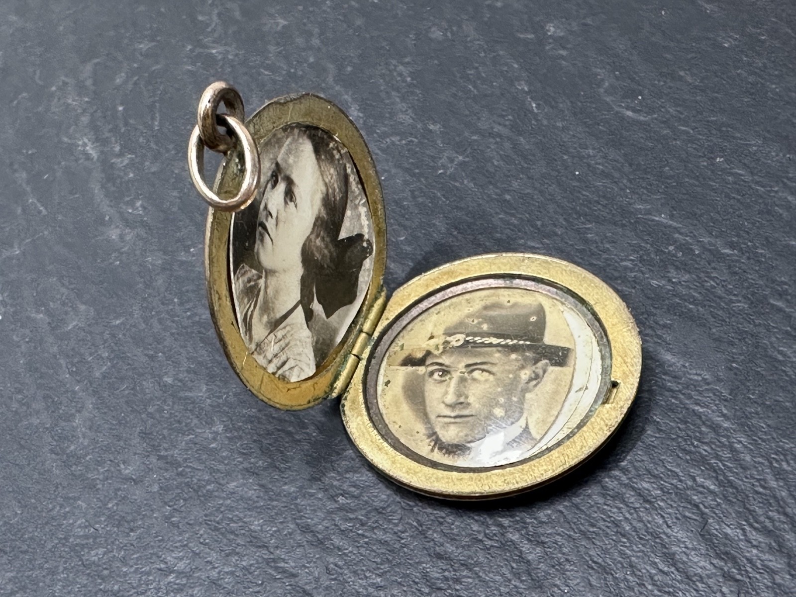 ANTIQUE GOLD FILLED PHOTO LOCKET WITH GREAT PHOTOS N122