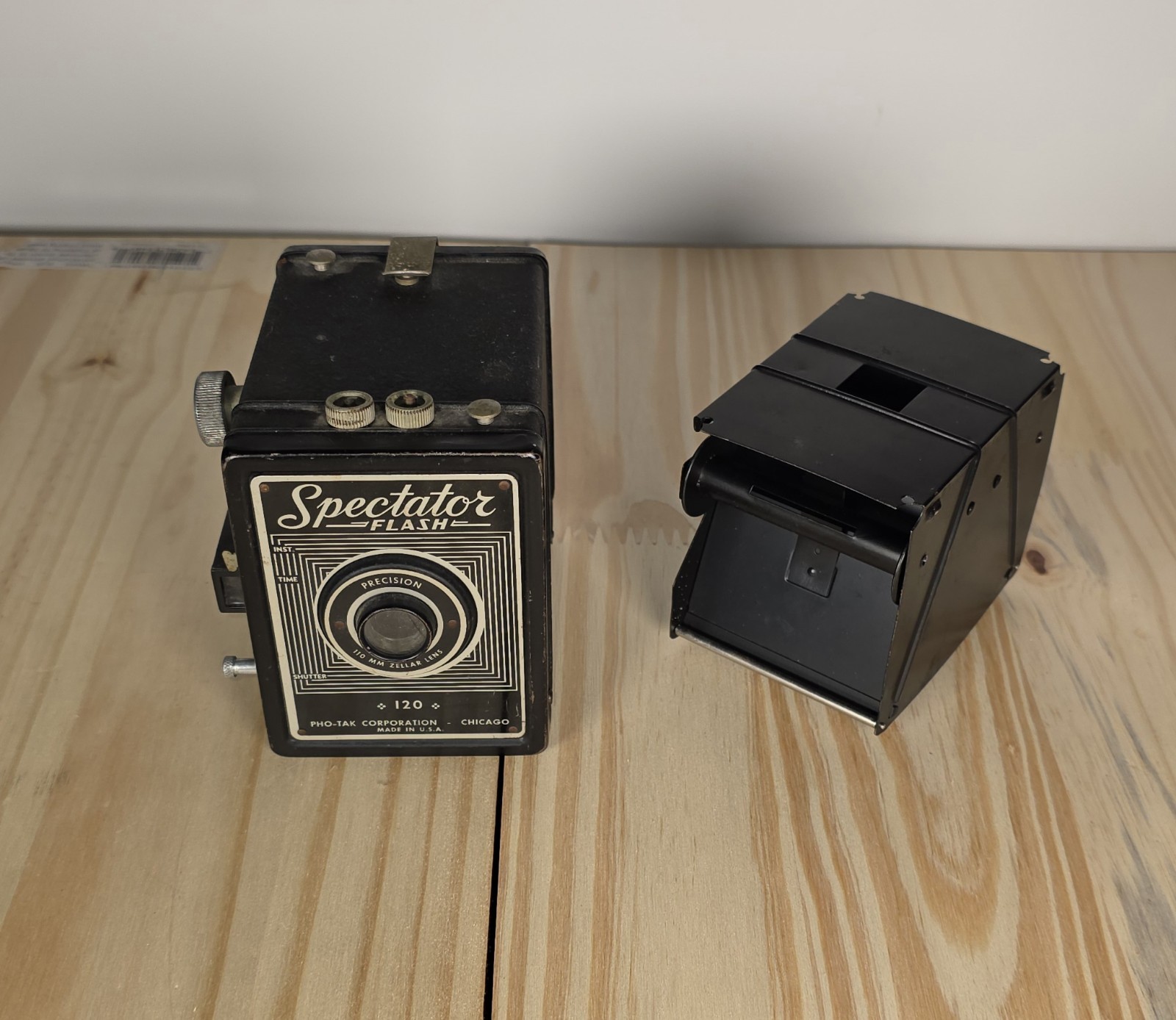 Pho-Tak vintage Spectator 120 flash mfg in the 50's roll film metal box camera