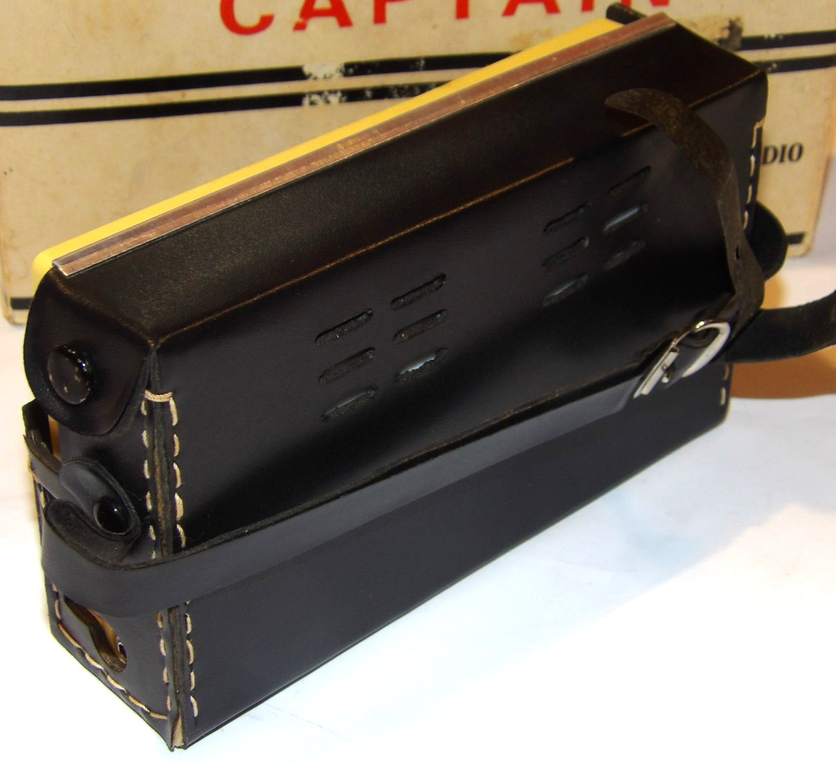 VINTAGE 1960s CAPTAIN DELUXE AM TRANSISTOR RADIO! W/CASE & BOX! HONG KONG!