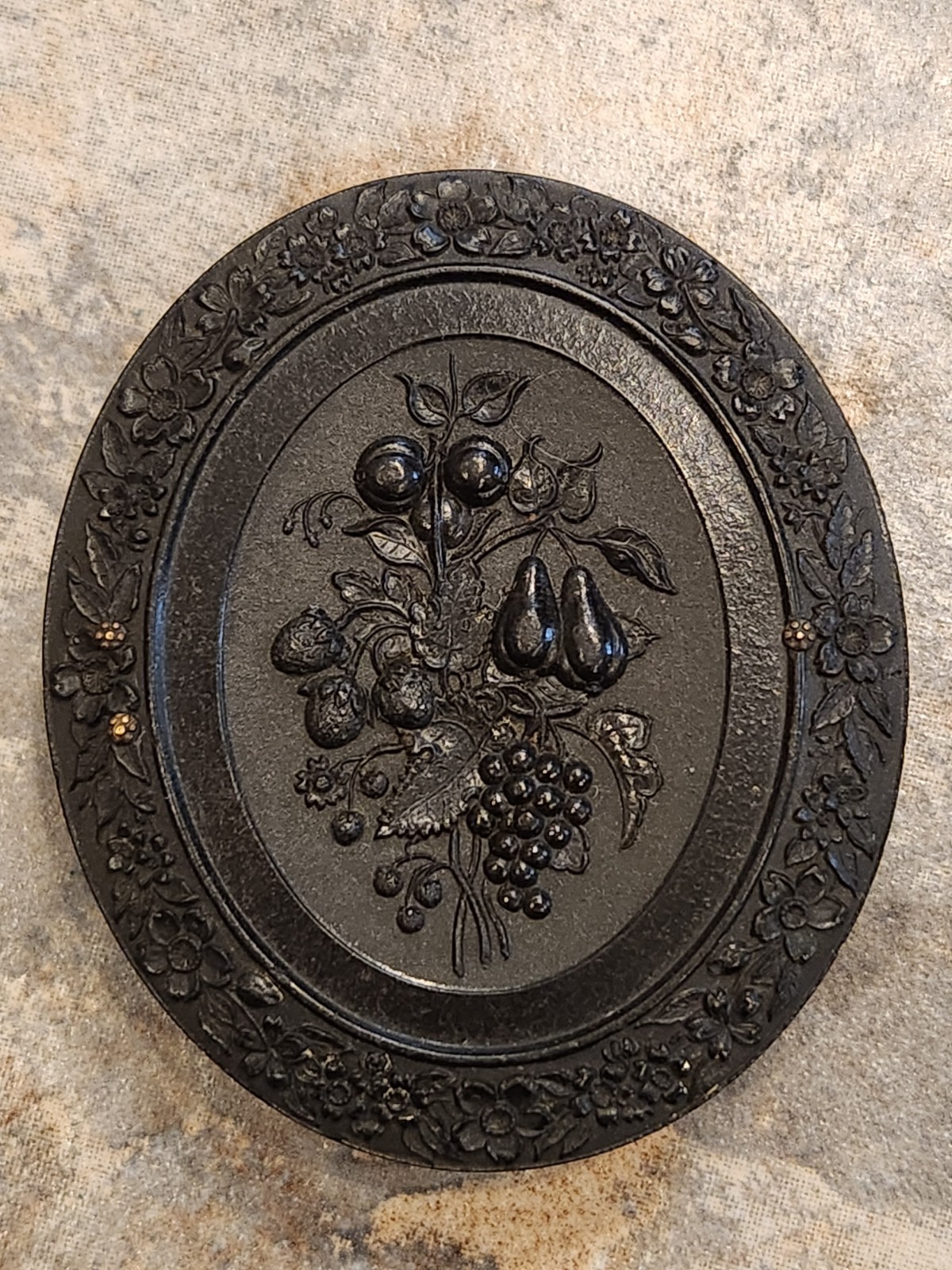 Nice Round Portrait Photo of Civil War Soldier w Gold Buttons & Ring in Case