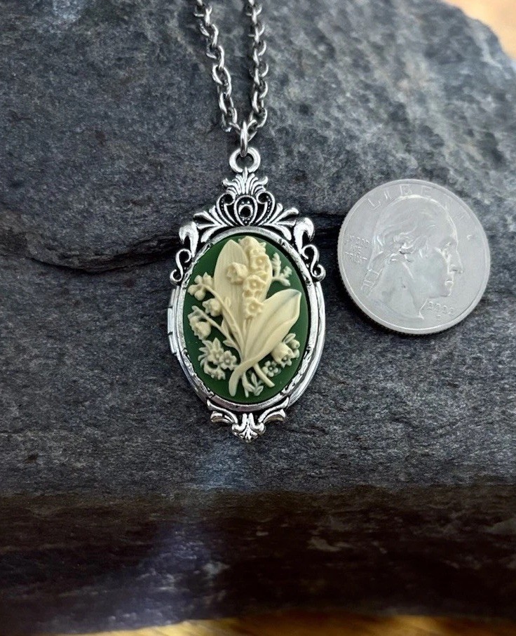 Green Lily of the Valley Cameo HIDDEN LOCKET Necklace Vtg Pillbox Stash Pendant