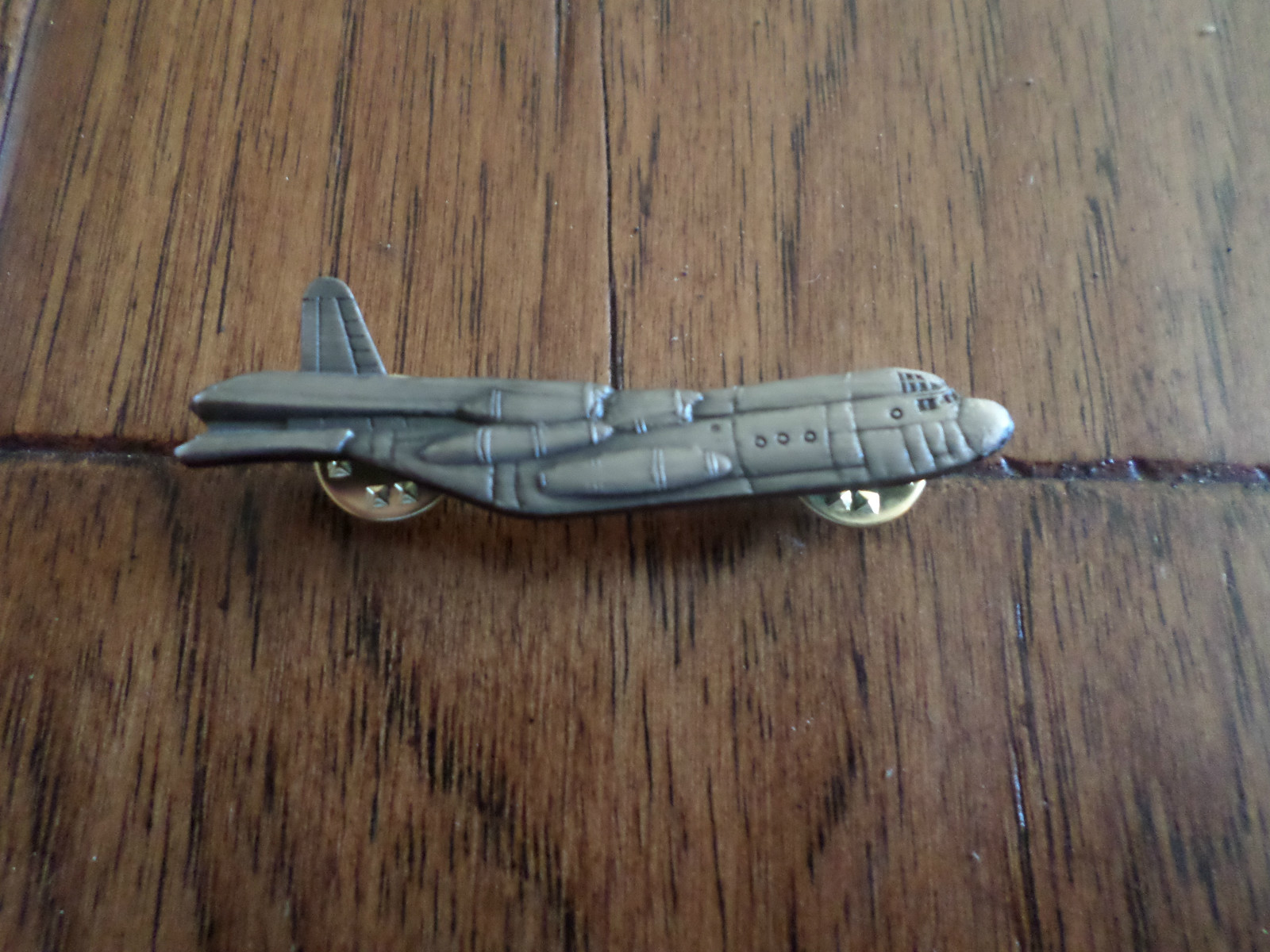 U.S MILITARY C-130 HERCULES TRANSPORT /CARGO PLANE HAT PIN BADGE AIR FORCE