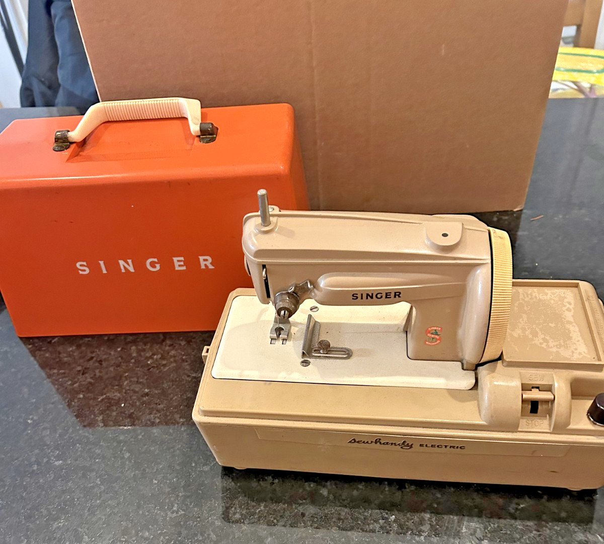Vintage Singer Sew Ready Portable Sewing Machine w/ Case Works