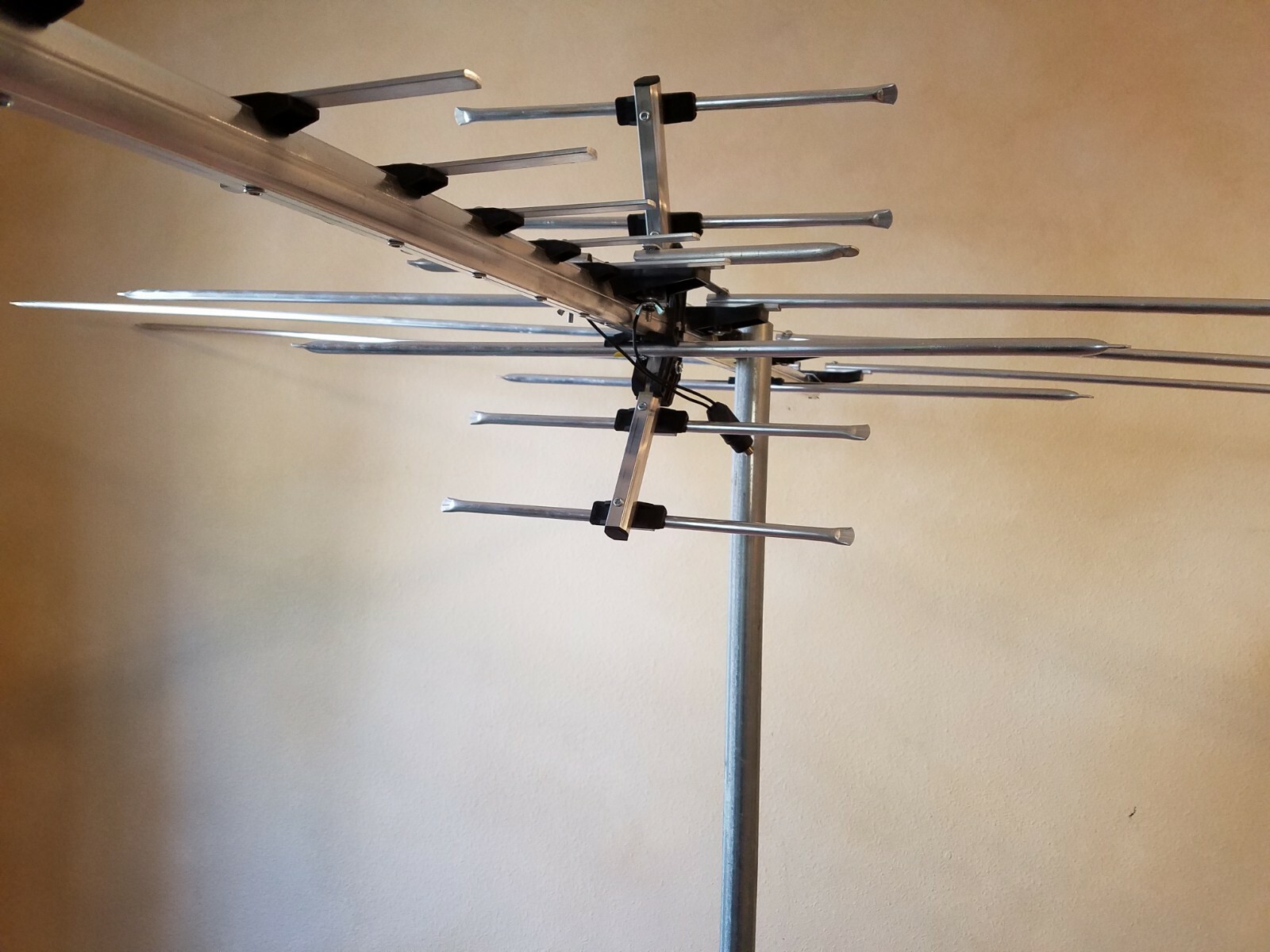 250 Mile Long Range HDTV1080p Outdoes 990 m TV Antenna Digital UHF/VHF FM Radio