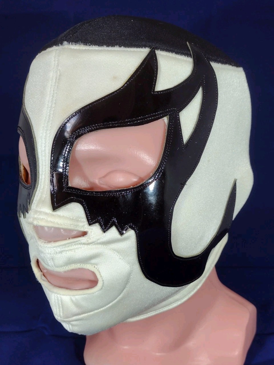 Universo 2000. CMLL, AAA. Professional Mask in White and Black...