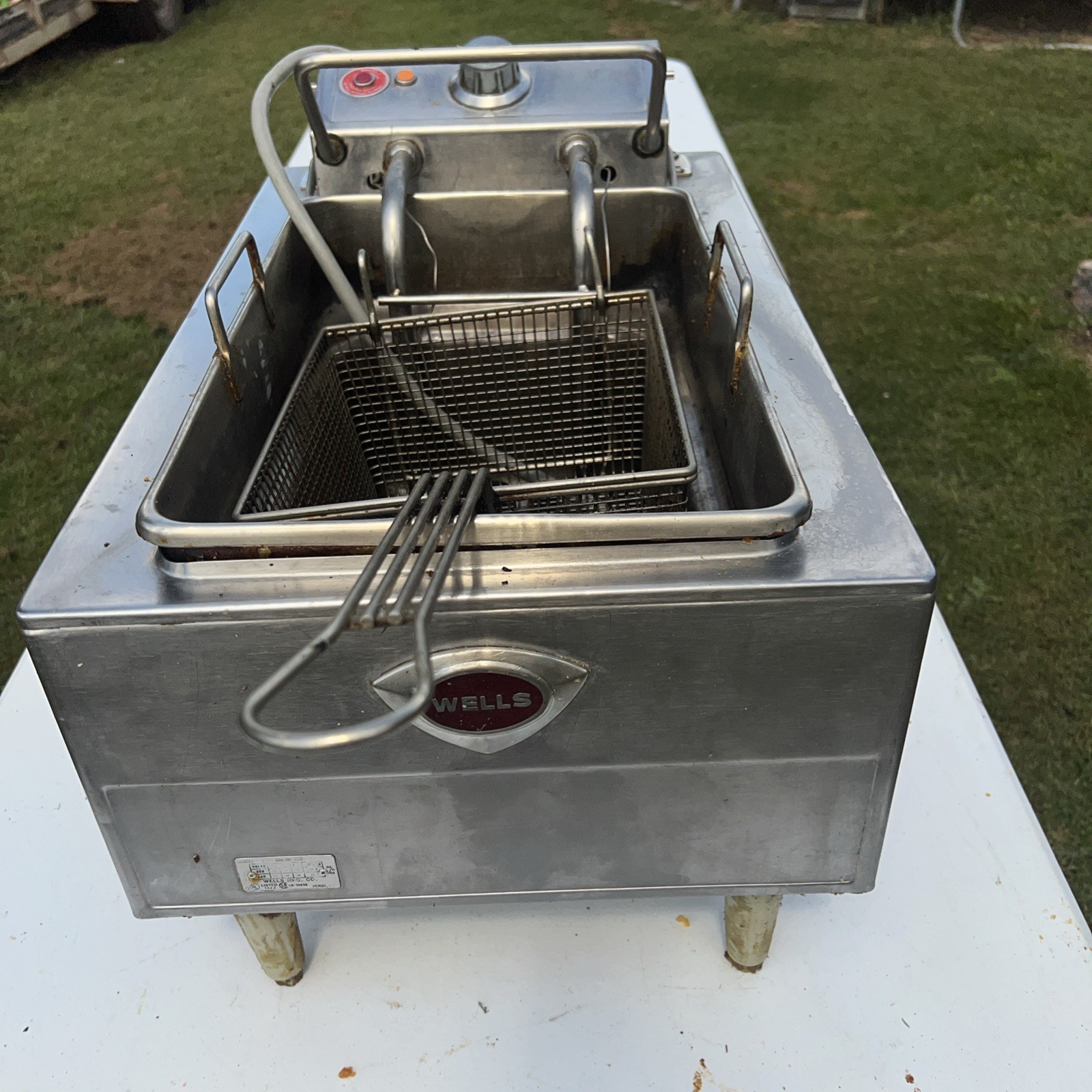 Wells F-49 Countertop 15lb Low Wattage Single Basket Electric Fryer A