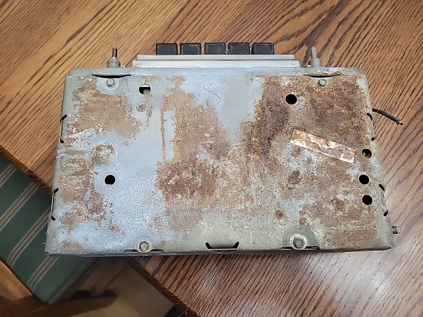 VINTAGE ANTIQUE 1955-1956 CHEVY 12 VOLT BLACK PUSH BUTTON AM RADIO (UNTESTED)