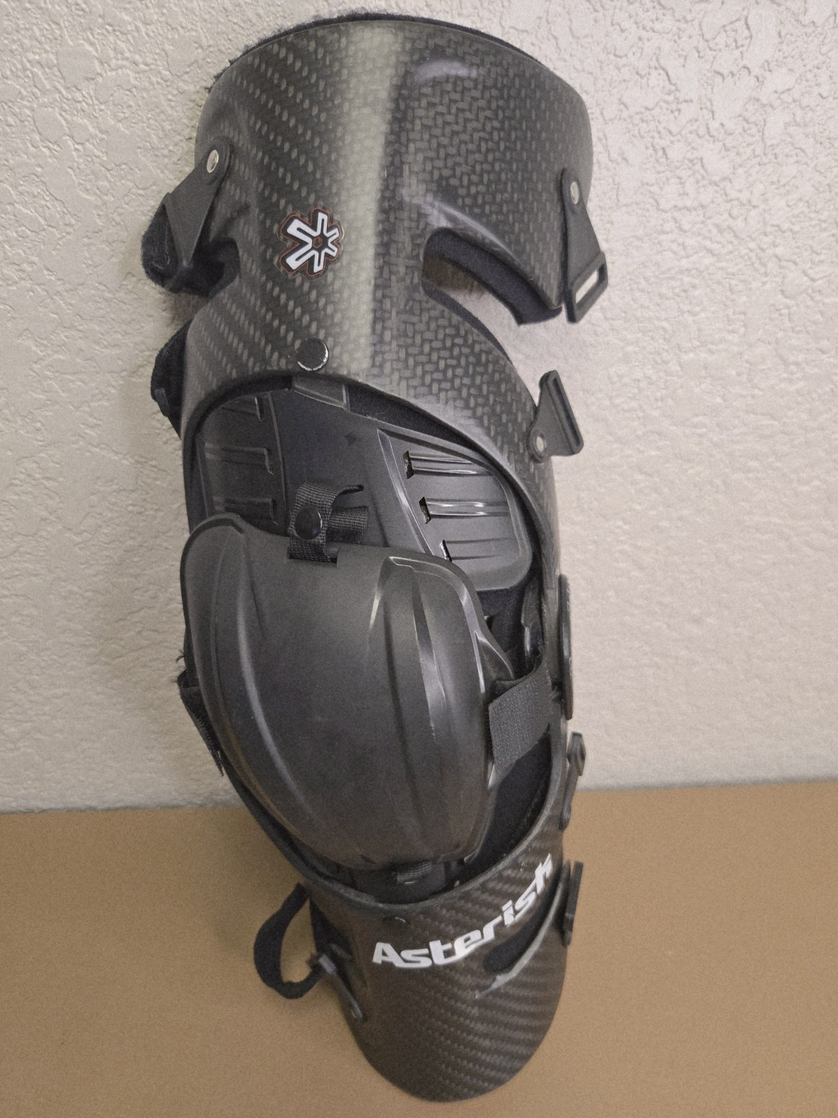 Asterisk Carbon Cell 1. left Knee. Slimmest, Lightest Knee Brace size Large