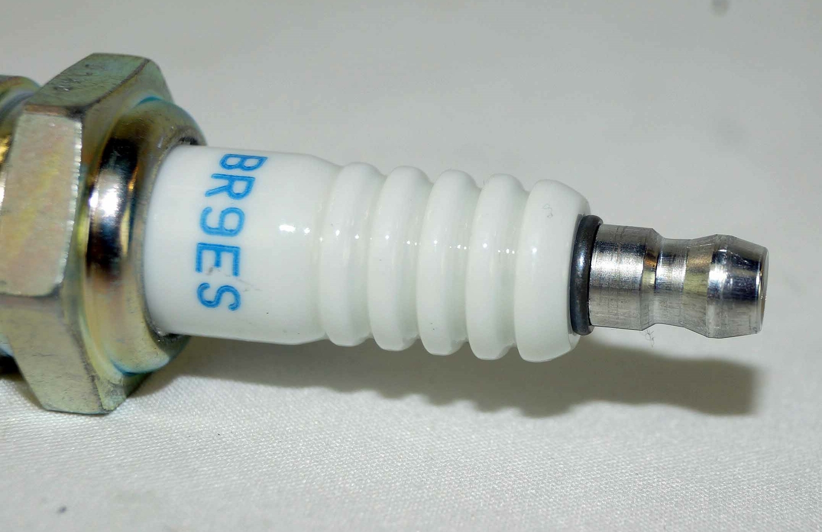 Set of 4 Genuine NGK 5722 BR9ES Nickel Spark Plug with Removable Terminal Nut