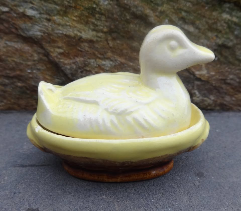 1920s Majolica Pottery Yellow Duck-on-Nest Open Salt Dip, Cellar, Dish!